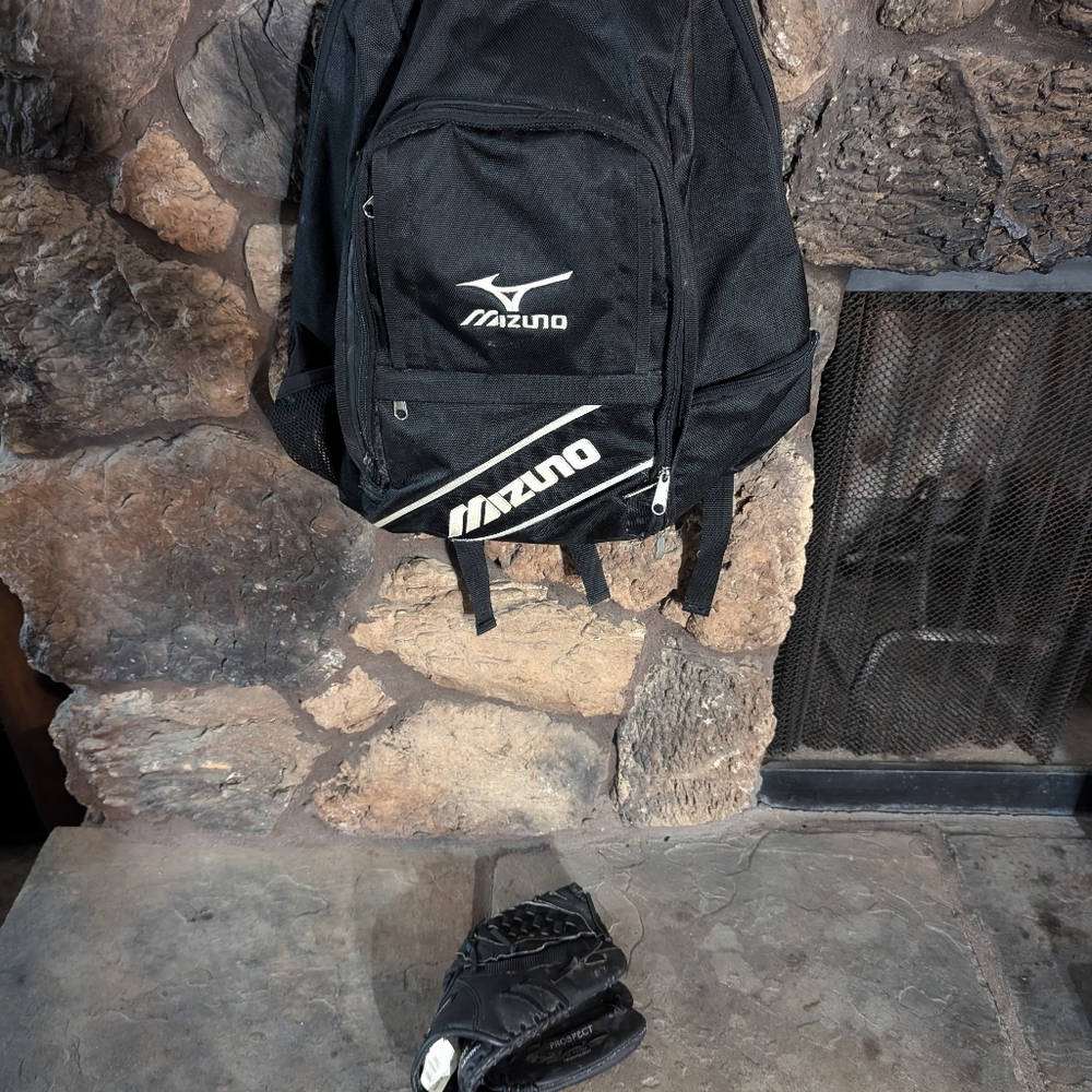 Mizuno Youth Baseball Glove RHT 10.5 Inch Power Close & Vintage Mizuno Backpack